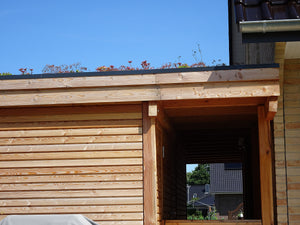 Gründach-Carport CLASSIC Holzblende mit Abstellraum (Verkleidung: Klassisches Duoprofil) - FREESE Holz 
