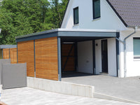 Modernes Gründach-Carport KLARE LINIE mit Abstellraum (Einzelcarport) - FREESE Holz 