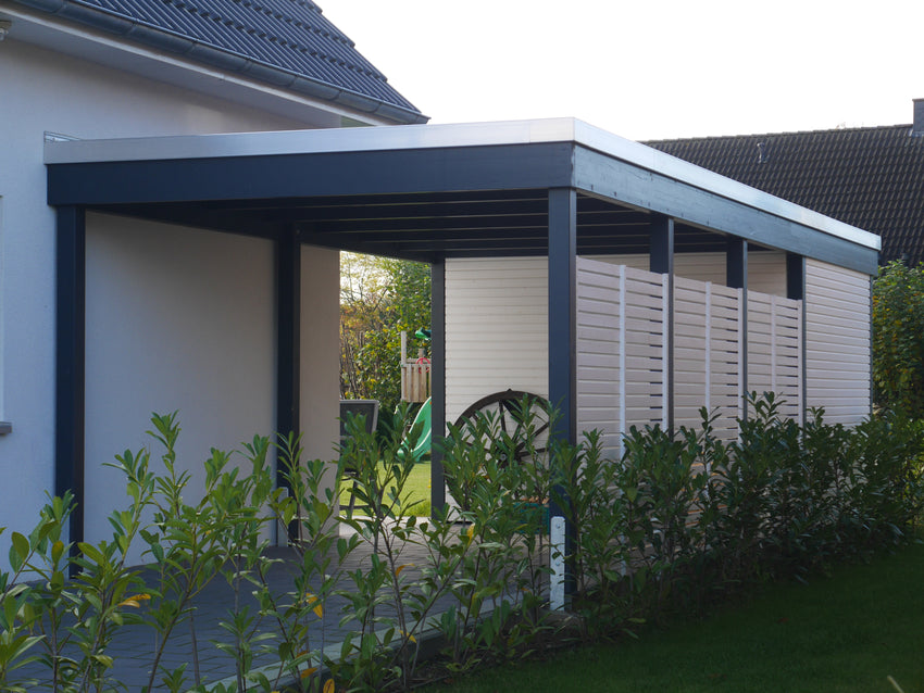 Modernes Gründach-Carport KLARE LINIE mit Abstellraum (Einzelcarport) - FREESE Holz 